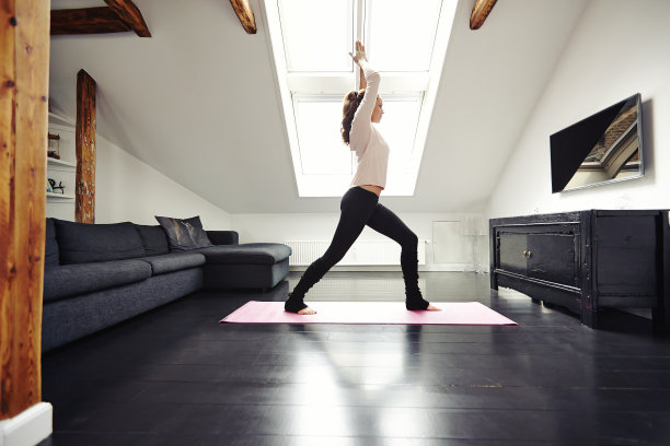 健康的年轻女子在家里做瑜伽图片下载