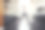 健康的年轻女子在家里做瑜伽图片下载