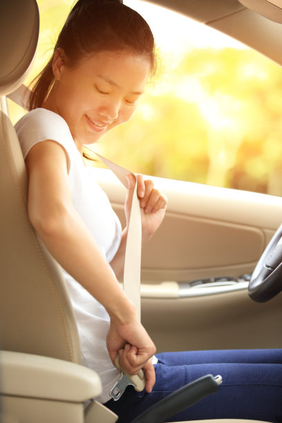 女司机在车上系好安全带图片下载