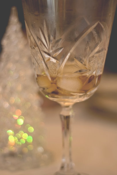 用水晶杯饮用图片下载