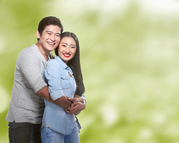 一对可爱的夫妇在模糊的背景下微笑图片下载