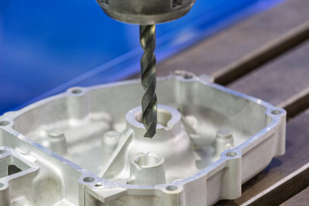 操作员用硬质合金钻头钻汽车零件图片下载