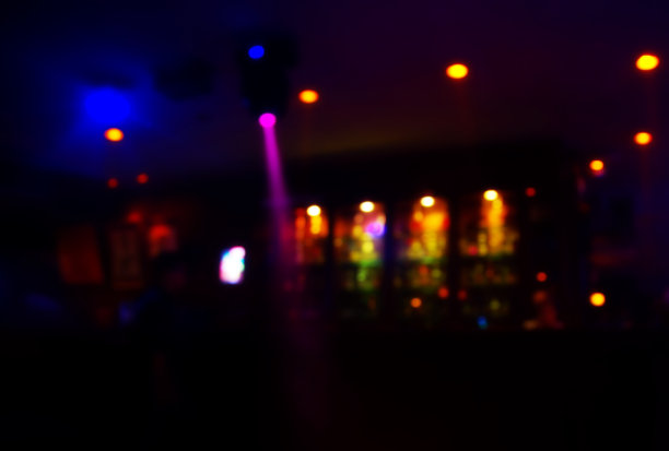 晚上夜店里五颜六色的聚光灯图片下载