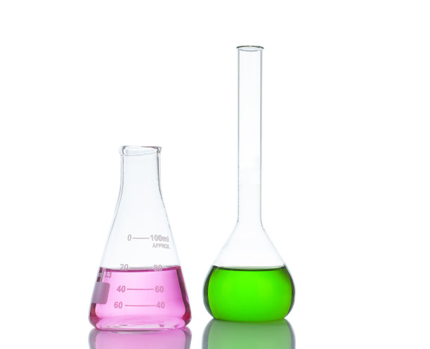 白色的试管上分离出绿色和粉红色的液体图片下载