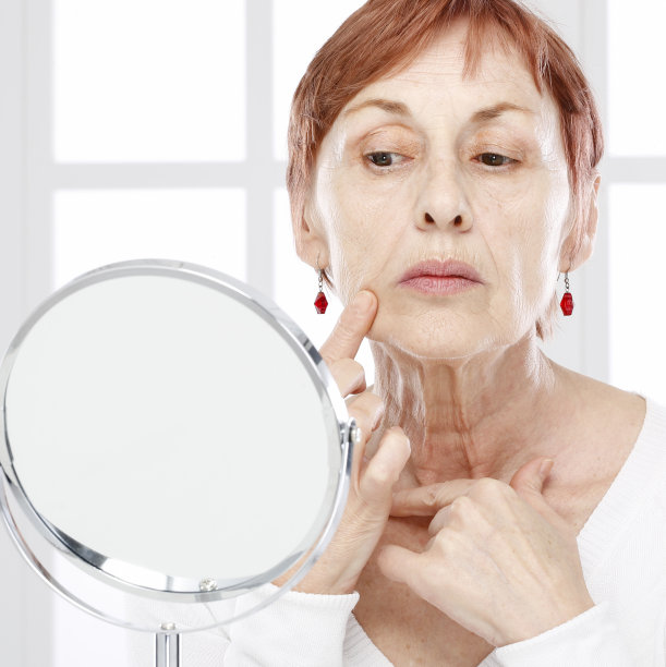 成熟的女人和皱纹。图片下载