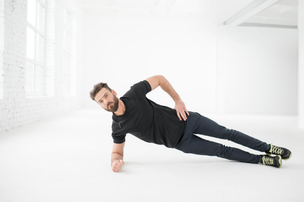 人在室内训练图片下载