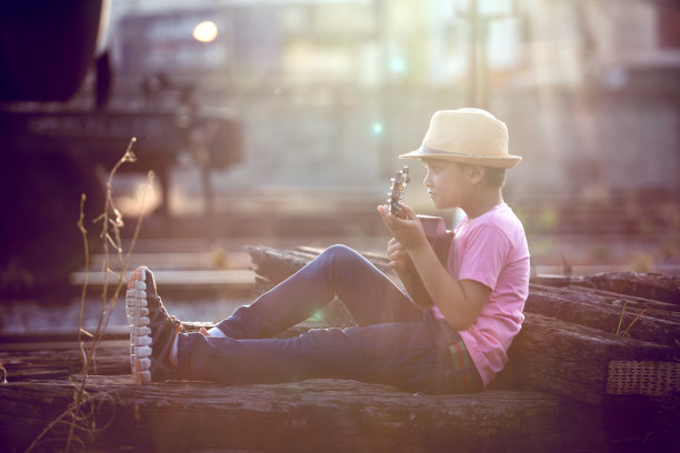 音乐家的男孩图片下载