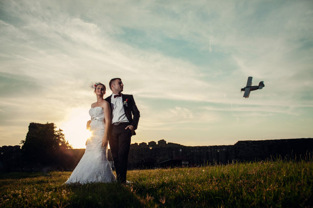 快乐的婚礼的夫妇图片下载