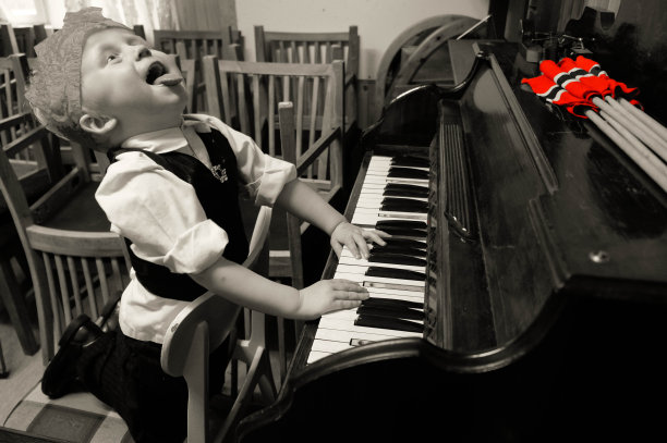 快乐男孩弹钢琴图片下载