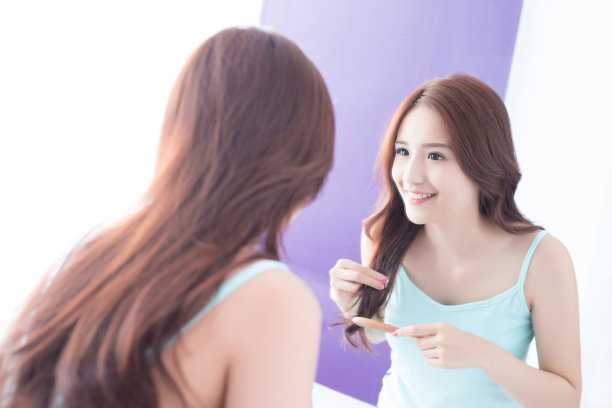 年轻女子正在梳头图片下载