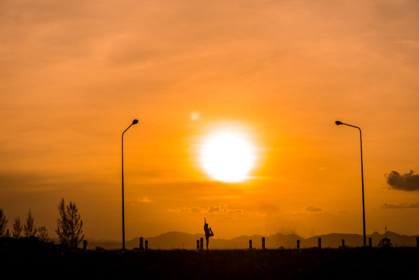 夕阳中的女子瑜伽(剪影)图片下载