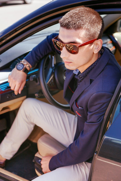 年轻的商人正坐在他的车里图片下载