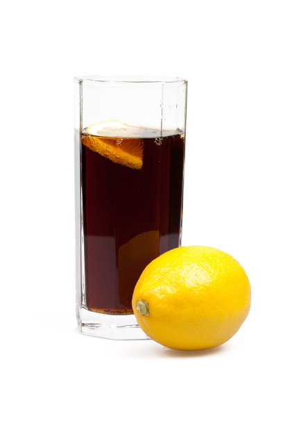 杯子里有可乐和柠檬图片下载