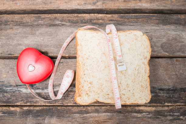 用卷尺将全麦吐司切片隔离图片下载