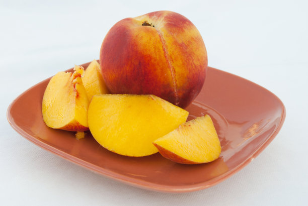 成熟的桃子和切片水果图片下载