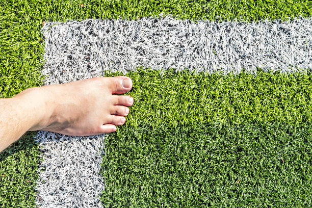 赤脚站在人造草皮上图片下载