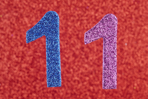 11号，红色背景上的蓝紫色。周年纪念日。图片下载