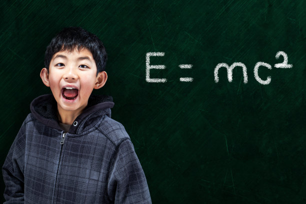 聪明的亚洲男孩在学校的概念图片下载