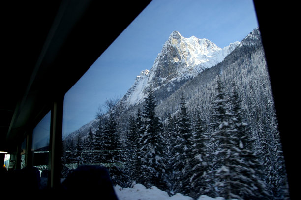 从长途汽车窗口看加拿大落基山脉图片下载