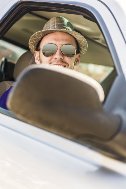 在他的车里很容易看起来很酷图片下载