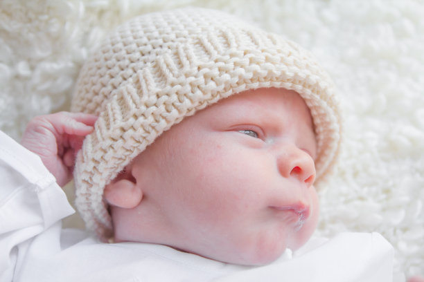 新生儿戴着羊毛帽子图片下载