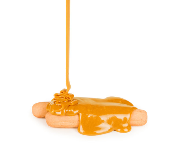 白底上的焦糖落在饼干上图片下载