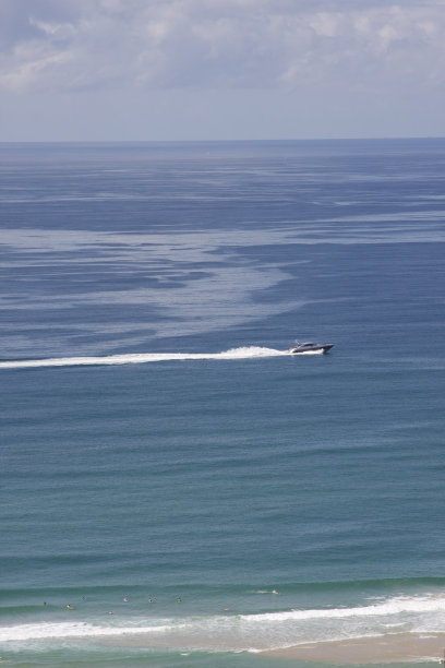大海，小船和游泳者图片下载
