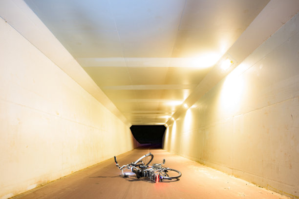 软视角的隧道与一辆跌落的自行车图片下载