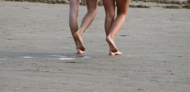 夏季休闲沙滩漫步图片下载