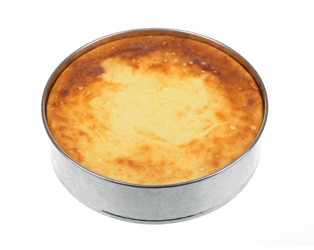 芝士蛋糕在铝盘孤立在白色。图片下载