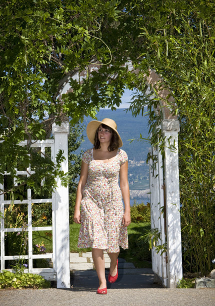 在花园里散步的女人图片下载