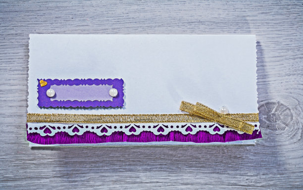 邀请函信封放在浅灰色木板上图片下载