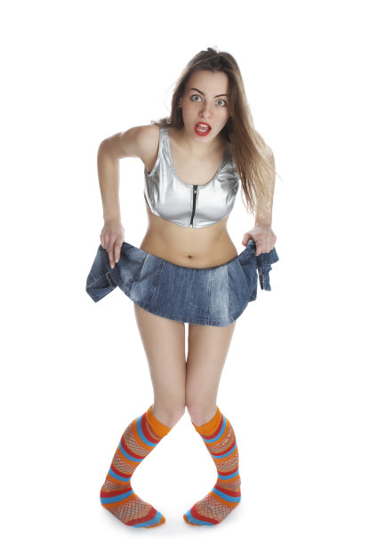 穿着牛仔裙的漂亮年轻女子图片下载