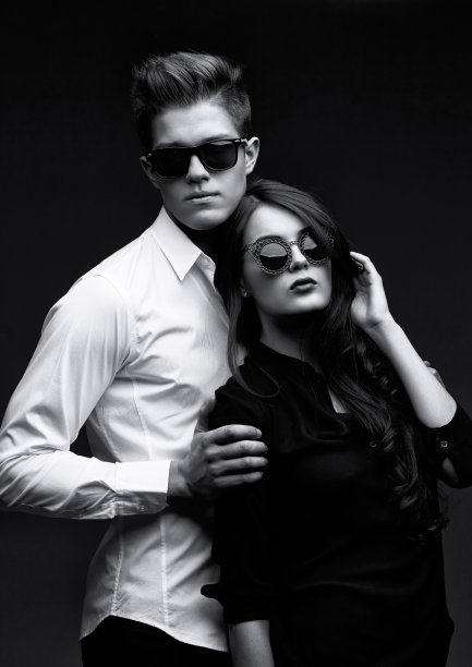 性感的年轻夫妇在爱图片下载