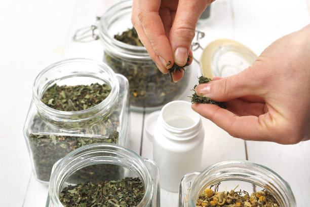 草药、草药茶。天然草药混合素材图片