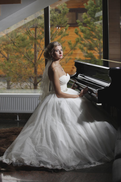 新娘坐在钢琴前图片下载