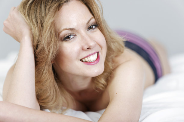 躺在床上的女人图片下载