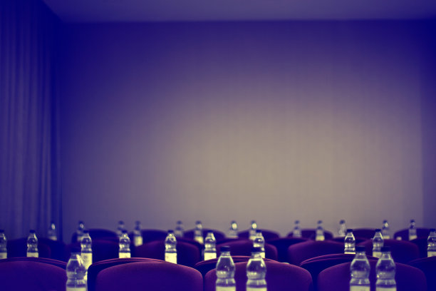 会议室里的瓶装水图片下载