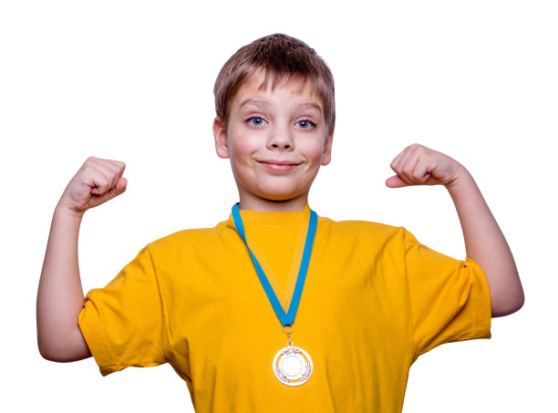 喜出望外的男孩与奖章隔离在白色图片下载