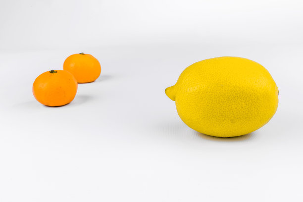 孤立的图像柠檬和橘子在一个白色的背景图片下载