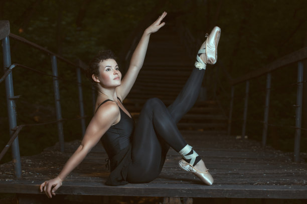 女孩在晚上跳舞。图片下载