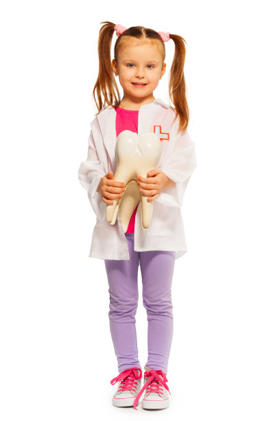 可爱的女孩5岁玩牙医图片下载