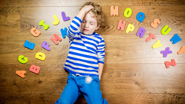 快乐地玩字母游戏图片下载