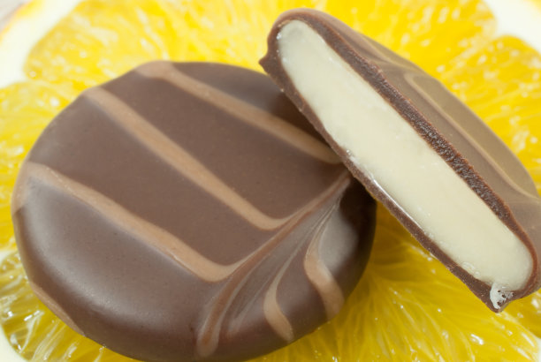 果仁配上橙色奶油，外裹光滑的黑巧克力图片下载