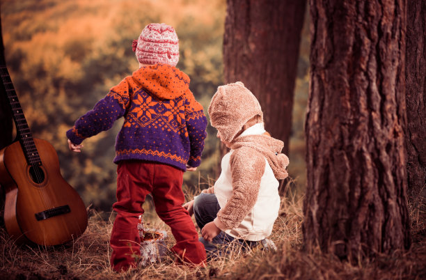 秋天森林里的孩子图片下载