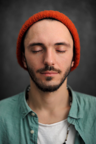 留着胡子，闭着眼睛的年轻人图片下载