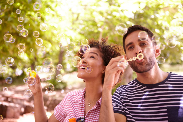 两个快乐的年轻朋友吹泡泡图片下载