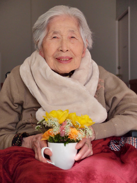 奶奶拿着鲜花图片下载