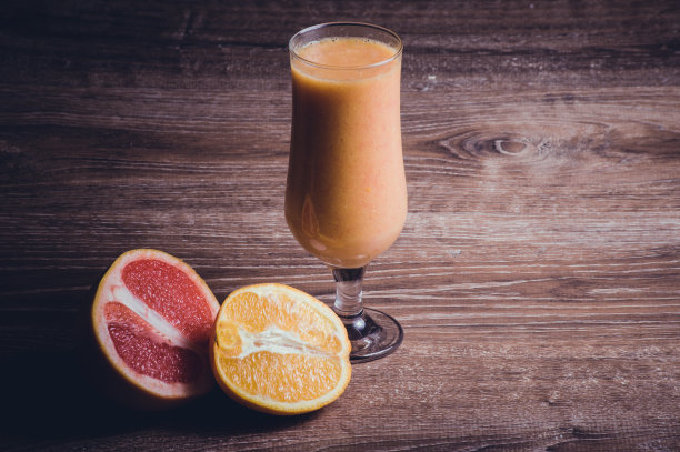 高脚杯草莓橙奶昔图片下载