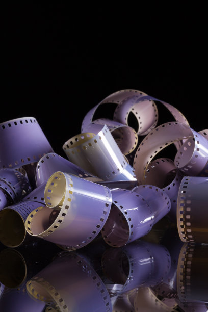 玻璃桌上放着胶卷图片下载